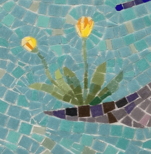 ein Detail eines größeren Mosaiks - eine Blume mit gelben Blüten vor blauem Hintergrund